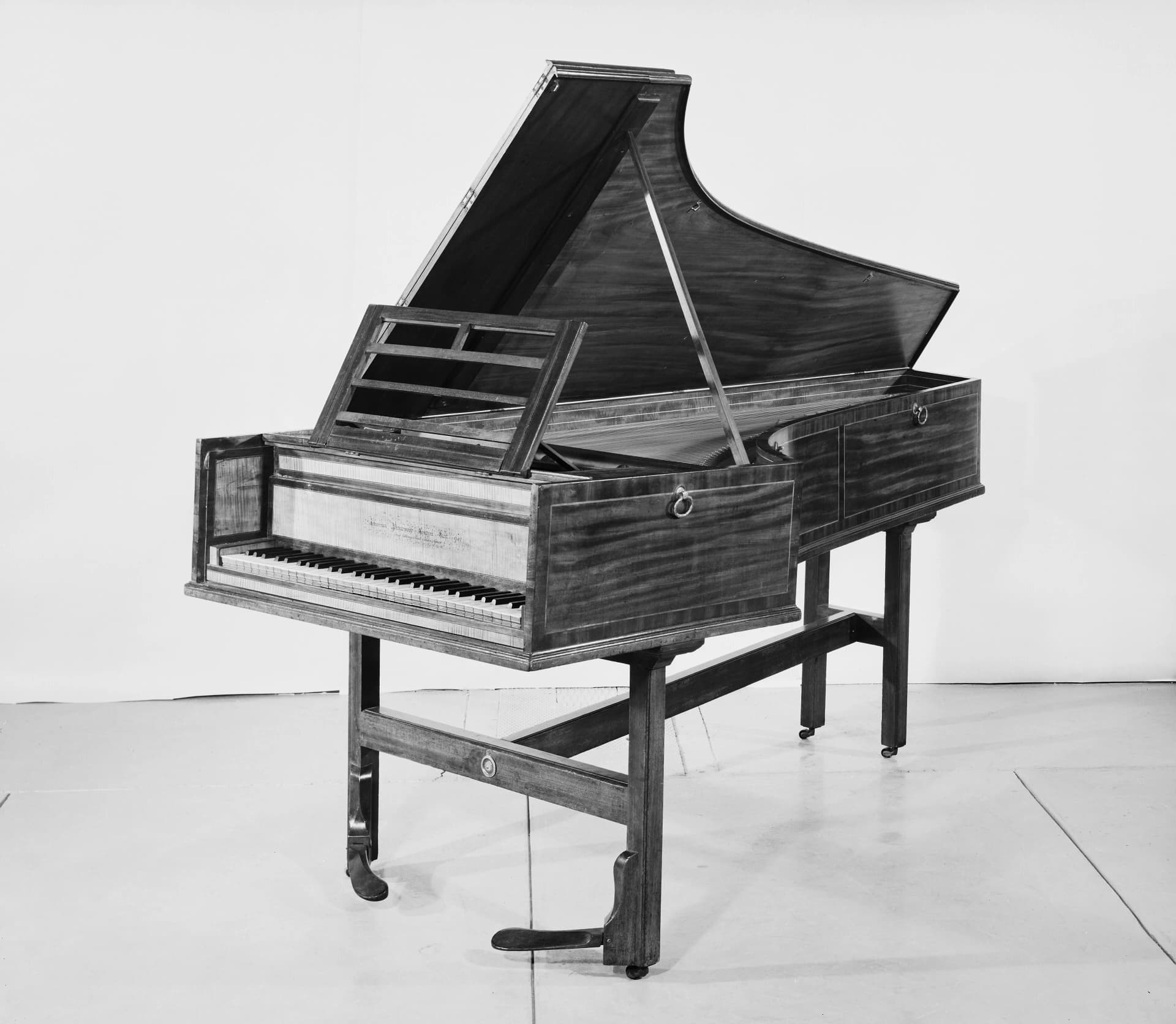 grand piano met 166067 jpg